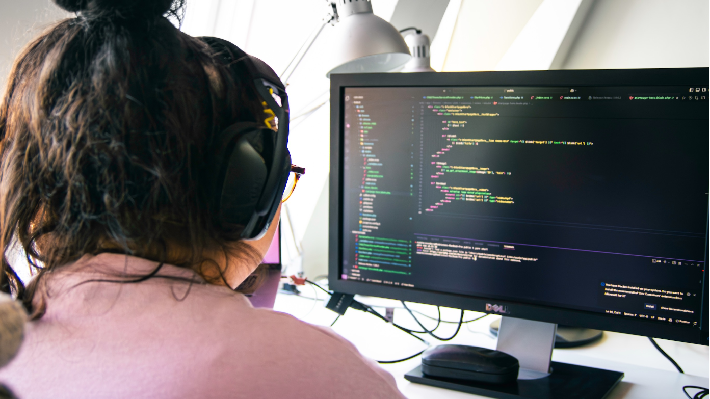 Person framför datorskärm